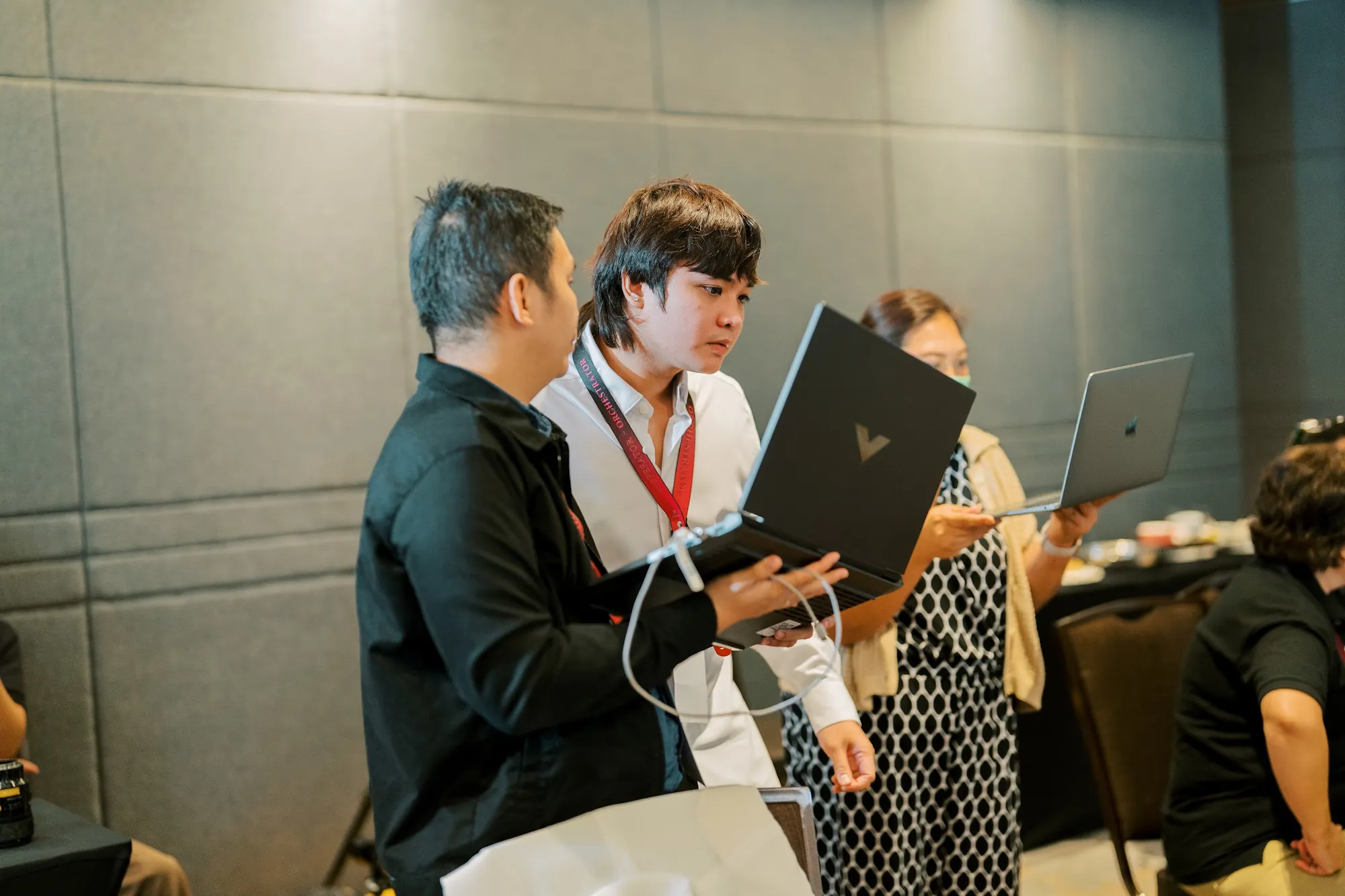 Jamz explaining a laptop screen to a founder